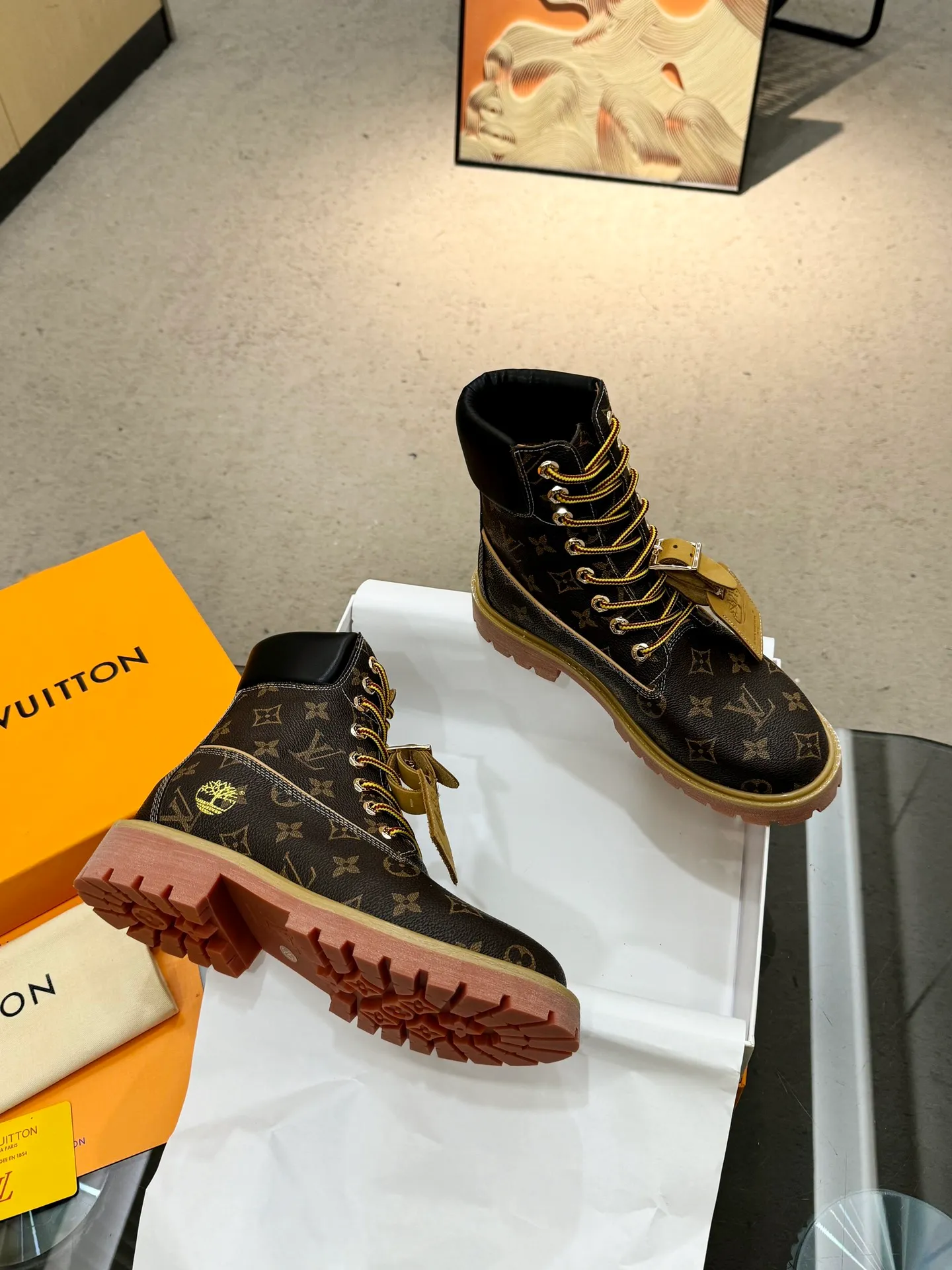👟👟Ex-factory price 560👟👟 Men's size +20 Top version: 🏆Louis Vuitton x Timberland co-branded Via Instagram Lv ²⁰²4𝐬𝐬 Early autumn Timberland rhubarb boots worn by many stars 💯Multiple sets of outfits, autumn and winter limited edition👊 It is very difficult to buy at counters. This will be the first explosive version to detonate early autumn. It is worthy of having a unique fashion trend leading style. It is highly recommended to buy. Fabric: first layer nubuck leather. Lining: cowhide lining. Outsole: two-color rubber (sole thickness 5cm). Size: Female 35-41 (41 customized) Male 39-45 (45 customized)